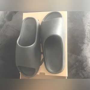 Yeezy Slides ‘Onyx’